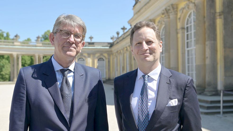 Kulturstaatsminister Wolfram Weimer (l) und Georg Friedrich Prinz von Preußen betonten, wie wichtig die Einigung im Hohenzollern-Streit ist. Foto: Michael Bahlo/dpa