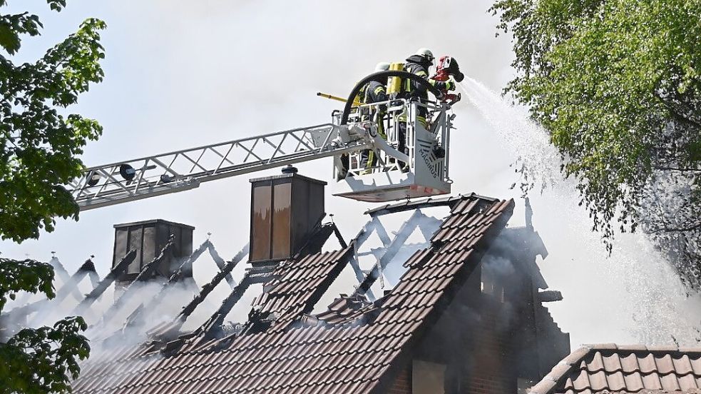 Die Feuerwehr ist aktuell in der Königsberger Straße in Papenburg im Einsatz. Fotos: Heiner Lohmann