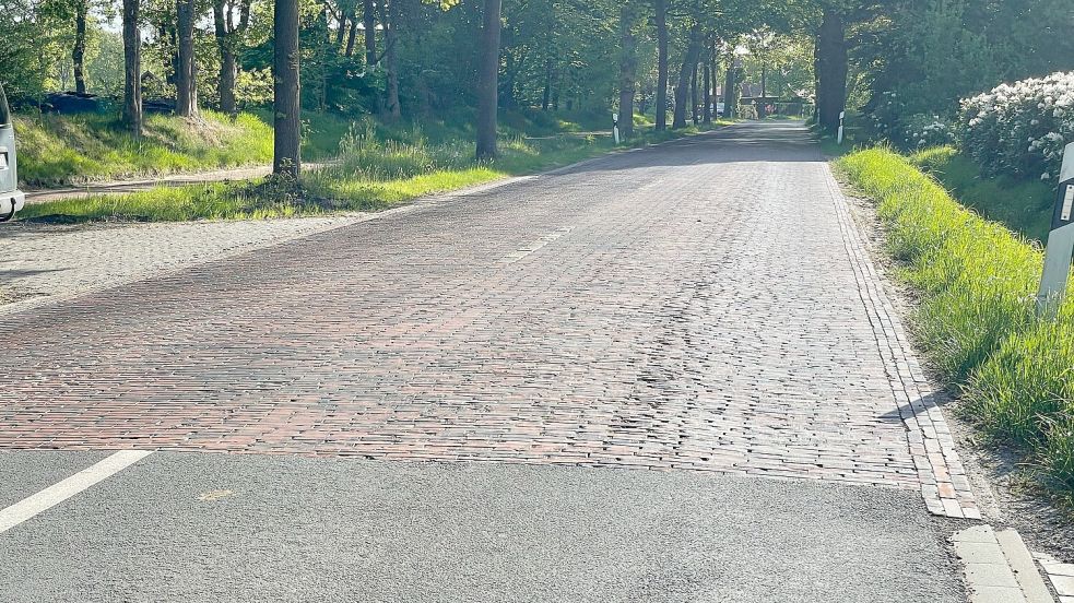 Noch ist der Klinker da, bald aber nicht mehr. Die Bührener Straße in Uplengen wird deswegen gesperrt. Foto: Landkreis Leer