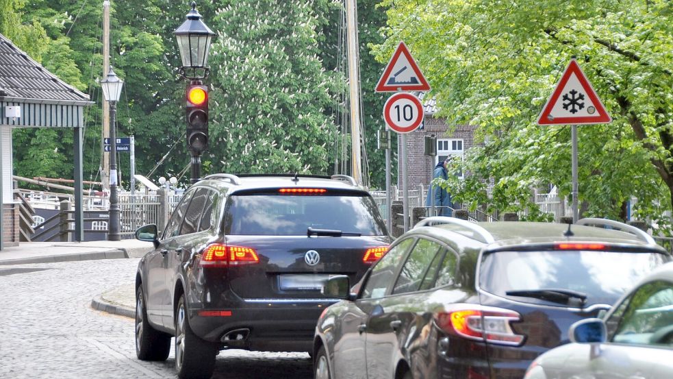 Auf der Rathausbrücke in Leer wurde das Tempo auf 10 Stundenkilometer reduziert. Foto: Bodo Wolters