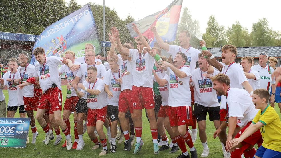 Im Juli 2024 gewann der TuS Pewsum den Ostfriesland-Cup. Jetzt steigt mit Verzögerung das gewonnene Supercup-Spiel gegen Kickers Emden. Foto: Gronewold