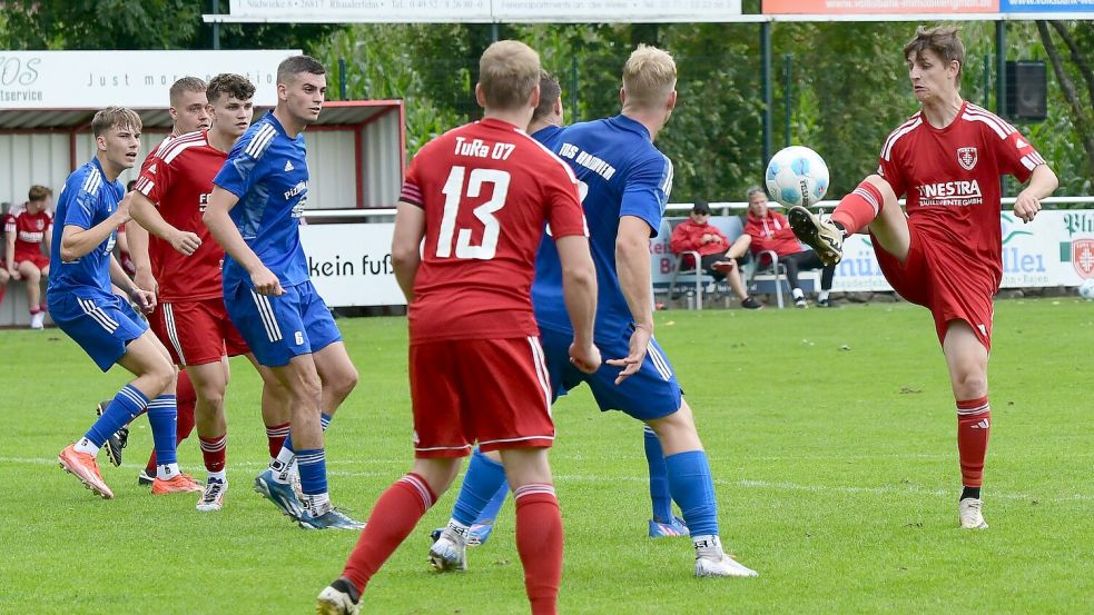 Jannik Sondag (rechts) wird Westrhauderfehn nach einer Saison schon wieder verlassen. Foto: Damm