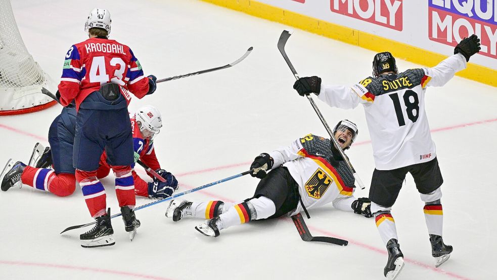 NHL-Star Tim Stützle jubelt über seine ersten WM-Punkte. Foto: Vít Simanek/CTK/dpa