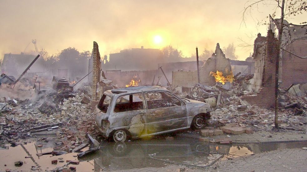 Bilder wie aus einem Krieg: Die Feuerwerkskatastrophe von Enschede verwüstete einen ganzen Stadtteil. Foto: dpa / Oliver Stratmann
