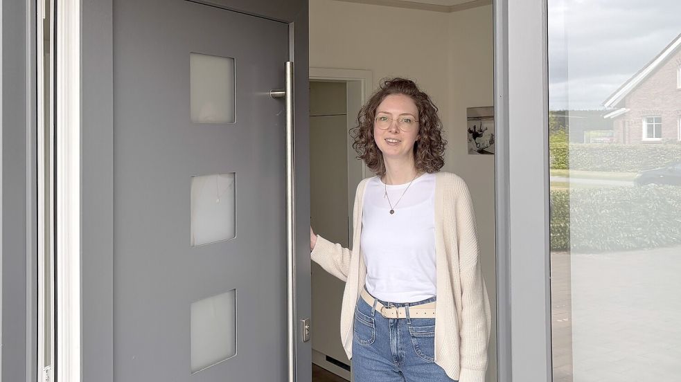 Karina Brunken öffnet die Tür. Viel muss sie wegen ihrer Erkrankung von daheim aus machen. Foto: Lars Löschen