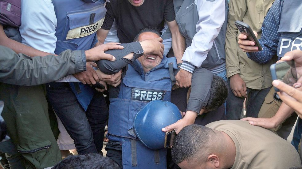 Kollegen trauern um einen palästinensischen Journalisten. Foto: Jehad Alshrafi/AP/dpa