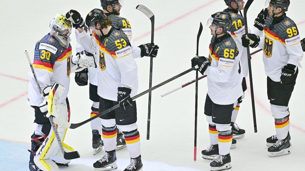 NHL-Torhüter Philipp Grubauer (l) ärgert sich sehr über das Eis in der Messehalle von Herning. Foto: Vít Simanek/CTK/dpa