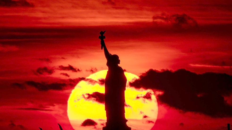 Sonnenuntergang hinter der Freiheitsstatue. (Archivbild) Foto: Julia Nikhinson/AP/dpa