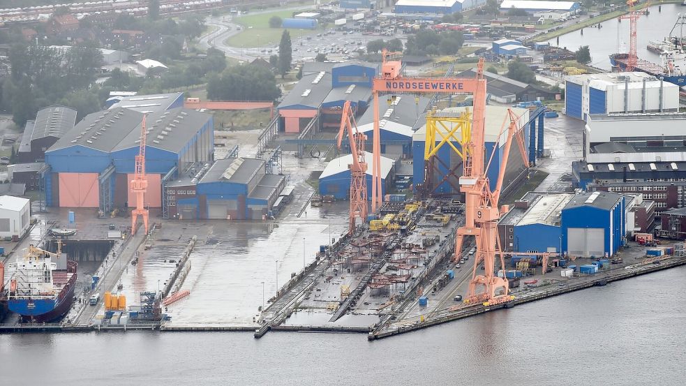 Behördenschiffe und Fähren dürfen künftig auf einer Werft im ostfriesischen Emden abgewrackt und recycelt werden. (Archivbild) Foto: Carmen Jaspersen/dpa