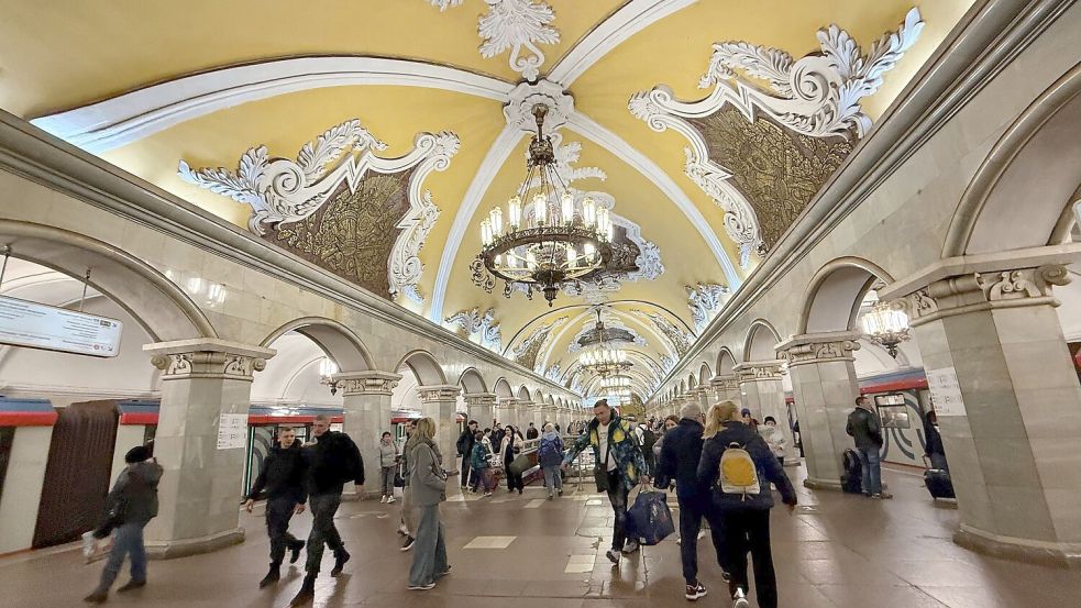 Moskaus Metro feiert in diesem Jahr ihr 90-jähriges Bestehen - die Station Komsomolskaja ist besonders prachtvoll. Foto: Ulf Mauder/dpa