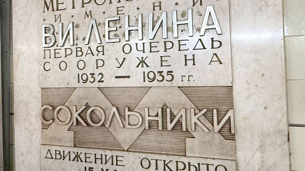 Eine Tafel an der Station Sokolniki erinnert an die Eröffnung der Moskauer Metro am 15. Mai 1935. Foto: Ulf Mauder/dpa