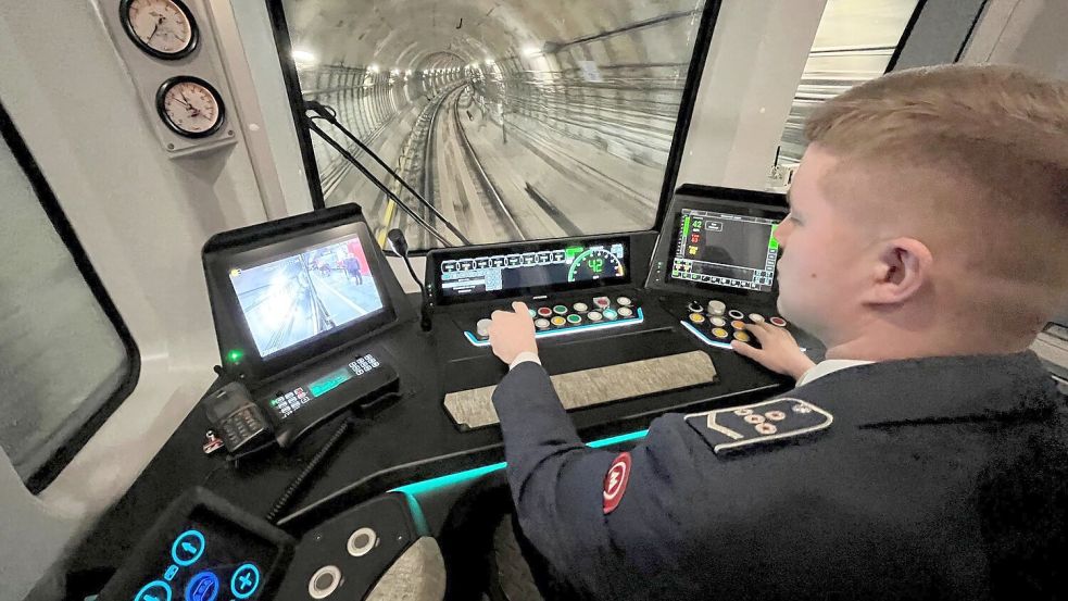 Ein U-Bahn-Fahrer lenkt einen modernen Zug auf der neuen großen Ringlinie der Metro. Foto: Ulf Mauder/dpa