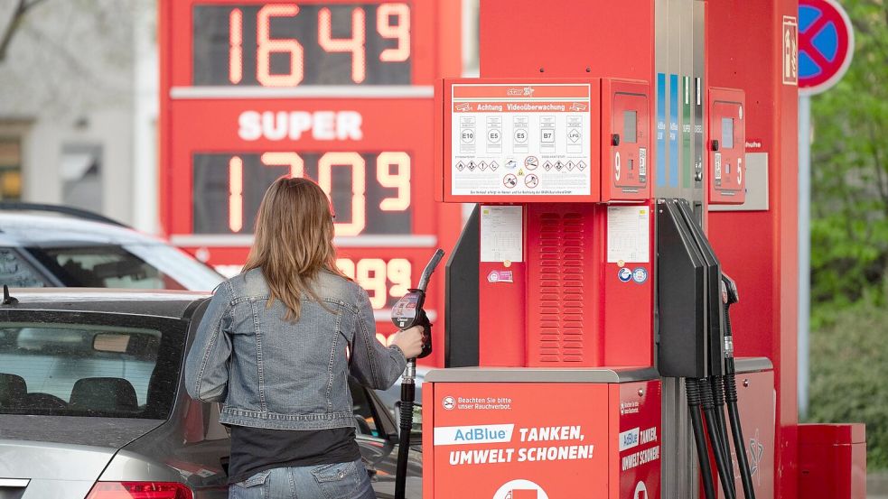 Tanken ist im April billiger geworden. (Symbolbild) Foto: Sebastian Kahnert/dpa