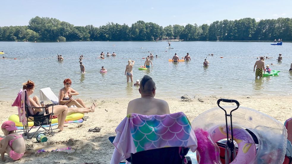Der Silbersee in Stuhr erfreut sich bei Schwimmern und Sonnenhungrigen, aber auch bei Joggern und Spaziergängern immer noch großer Beliebtheit. Foto: Lars Warnecke