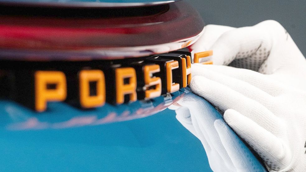 Die Familien Porsche und Piëch hatten sich 2022 auch eine Sperrminorität beim Sportwagenbauer Porsche gesichert. (Archivbild) Foto: Marijan Murat/dpa