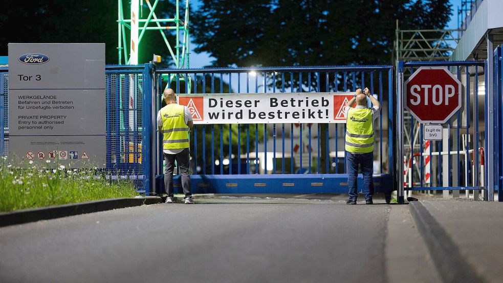 Es ist nicht zu übersehen: Die Kölner Ford-Werke werden bestreikt. Foto: Rolf Vennenbernd/dpa