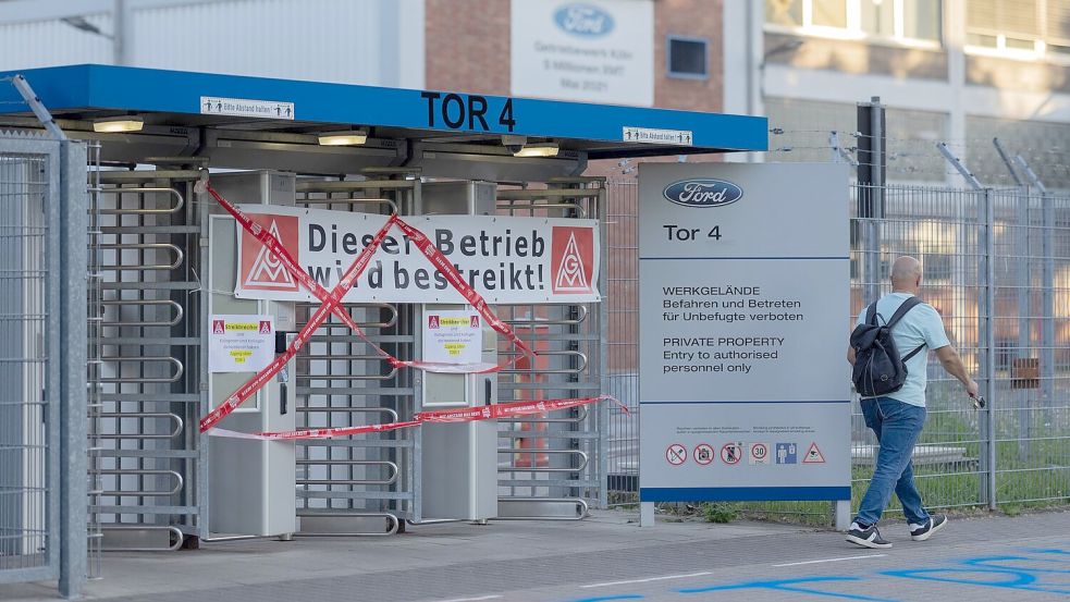 Da kommt niemand rein: ein Werkstor von Ford am Streiktor. Foto: Rolf Vennenbernd/dpa