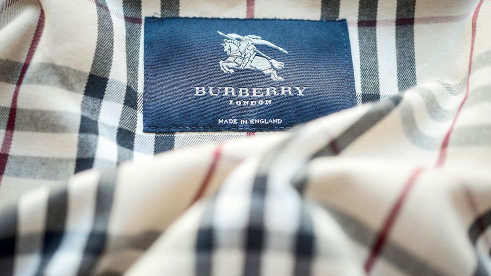 Burberry wurde 1856 in England gegründet und ist unter anderem für seine Trenchcoats, karierten Schals und andere Luxusartikel bekannt. (Archivbild) Foto: picture alliance / dpa
