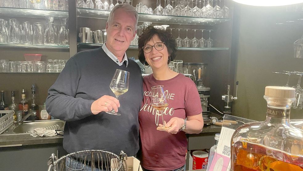 Gero und Monika Janßen betreiben das Weinkontor in Esens. Fotos: Biermann
