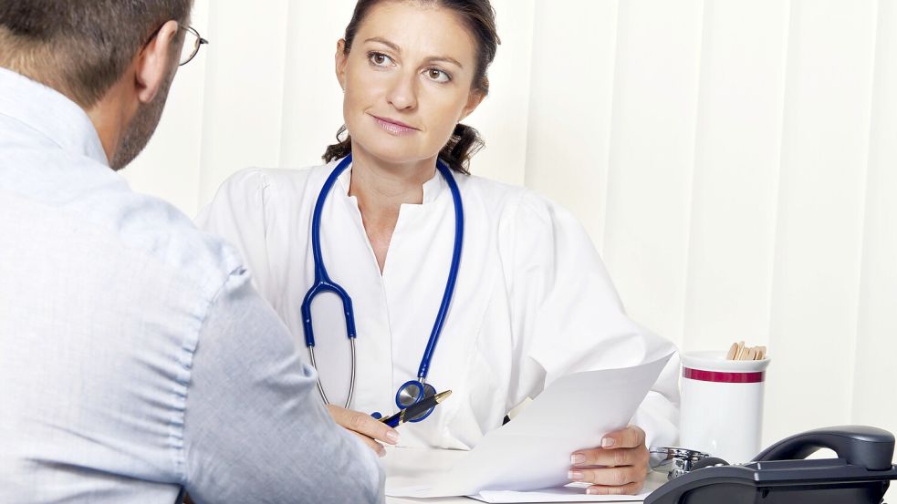 Die Deutschen gehen häufiger zum Arzt als die Menschen in vielen anderen Ländern. Über die Pläne von Schwarz-Rot, das zu ändern, wird heftig gestritten. Es gibt sogar Forderungen, den Arztvorbehalt abzuschaffen. Foto: IMAGO/imagebroker