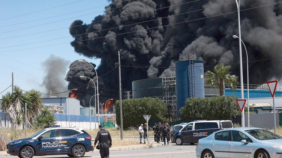 Der Brand brach in einem Industriegebiet südöstlich der Touristenmetropole Sevilla aus. Der Wind dürfte die Rauchwolke jedoch von der Großstadt weg Richtung Osten treiben. Foto: Rocio Ruz/Europa Press/AP/dpa