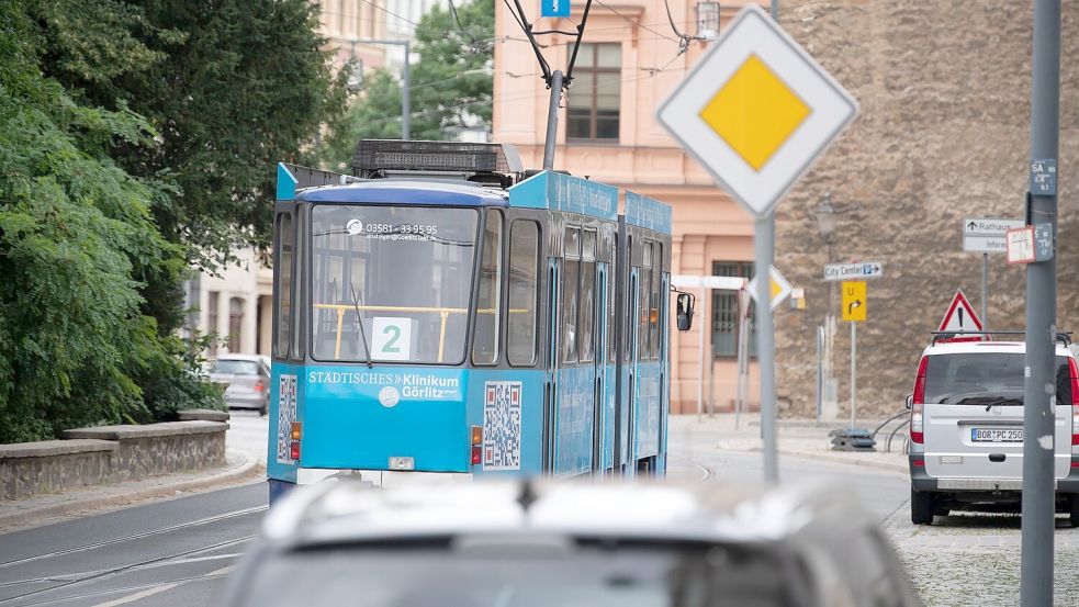 Ein gut ausgebauter ÖPNV macht Regionen für Touristen und Arbeitgeber attraktiv - und trägt somit zur Bruttowertschöpfung bei. (Symbolbild) Foto: Soeren Stache/dpa