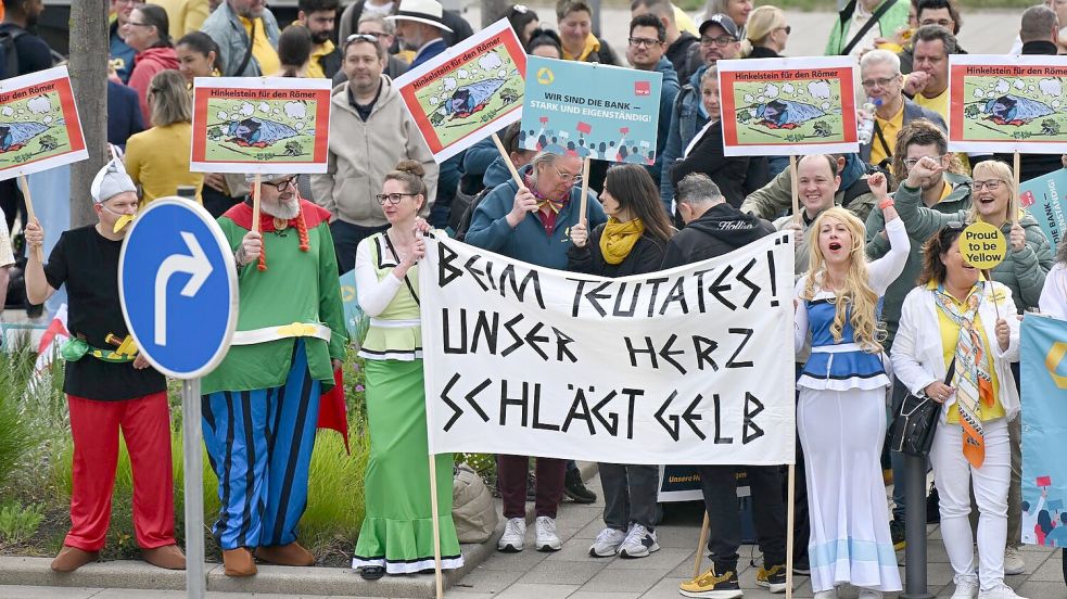 Protest am Tag der Hauptversammlung: Commerzbank-Beschäftigte kämpfen für Eigenständigkeit Foto: Arne Dedert/dpa