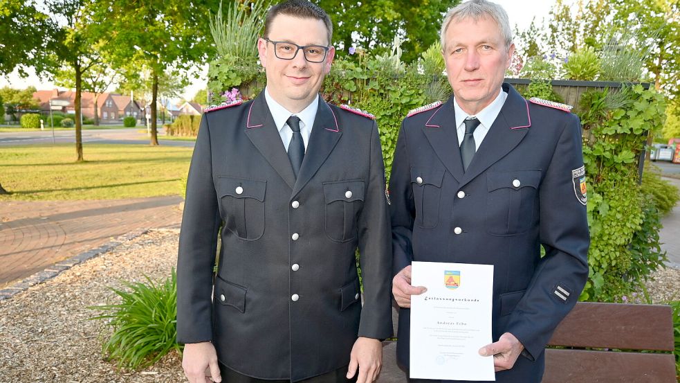 Der neue stellvertretende Gemeindebrandmeister der Gemeinde Ostrhauderfehn, Alexander Wittmann (links), und sein Vorgänger Andreas Erbo. Fotos: Holger Weers