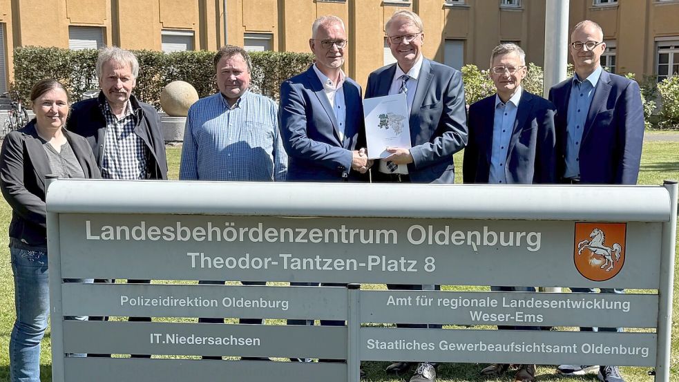 Birgit Kehl (von links), Dezernatsteilleiterin der ArL-Geschäftsstelle Aurich, Uhlrich Junker und Meinhard Willms, beide Mitglied Arbeitskreis, Günter Harders, Bürgermeister der Gemeinde Ostrhauderfehn, Nikolaus Jansen, Landesbeauftragter, Josef Baalmann, Projektleiter bei der ArL-Geschäftsstelle Aurich, und Guido Meyer, Bauamtsleiter der Gemeinde Ostrhauderfehn. Foto: Behörde