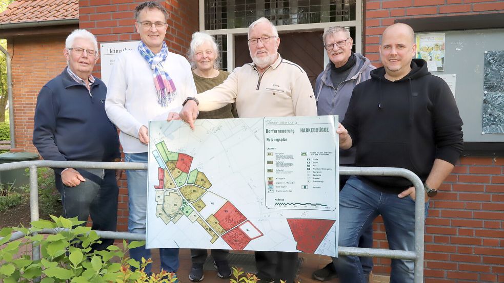 Das Team des Dorfarchivs Harkebrügge (von links): Josef Meyer, Klaus Finsterhölzl, Jutta Eilebrecht, Richard Machatzke, Heinz Frerichs und Lukas Kröger zeigen den Plan von 1985. Foto: Passmann