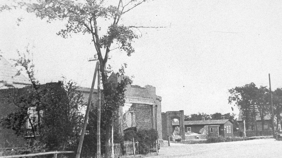 Zahlreiche Häuser in Ostrhauderfehn, wie das Textilhaus Reiners, wurden zerstört. Fotos: Archiv