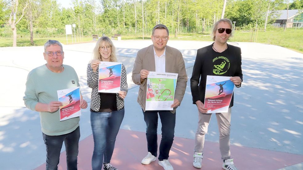 Freuen sich auf die Eröffnung mit dem „Tag des Sports“ (von links): Hartmut Börchers (JuBZ), Janina Oberschelp (Gemeinde), Bürgermeister Nils Anhuth und Michael Bohnen (JuBZ). Foto: Hans Passmann