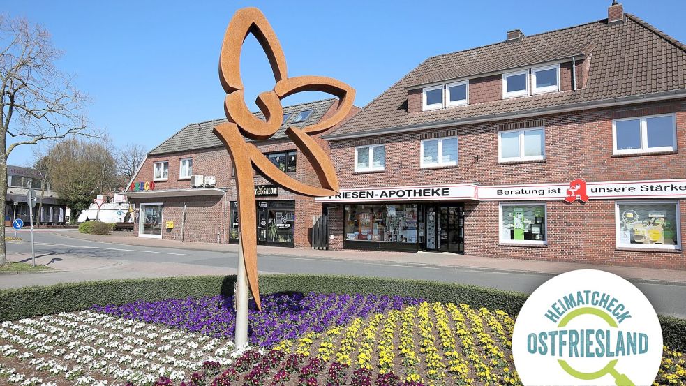 Auf dem Marktplatz Wiesmoors steht eine moderne Interpretation der „Blüte Ostfrieslands“ von Meyers Edelstahlschmiede. Errichtet wurde sie 2023. Foto: Nicole Böning