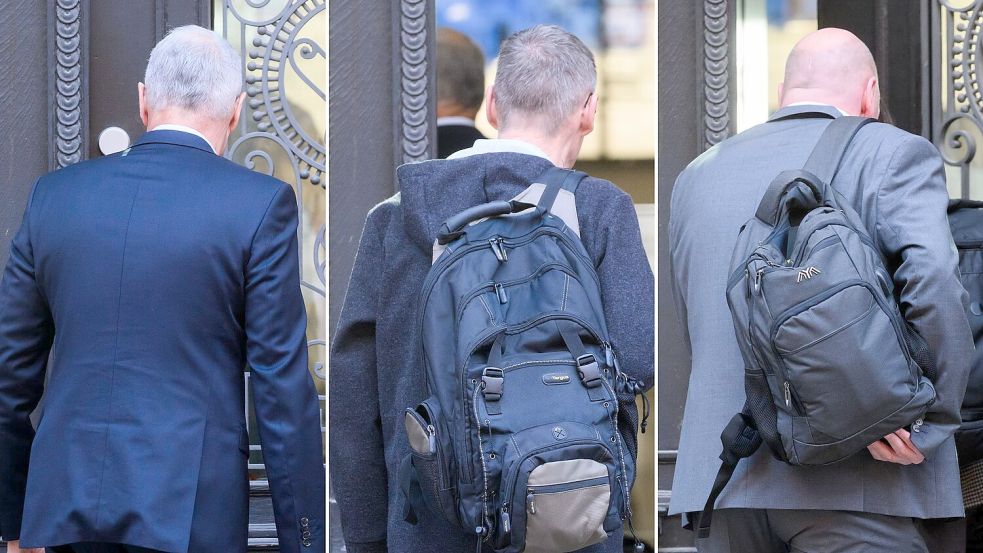 KOMBO - Drei der vier Angeklagten im Prozess auf ihrem Weg zum letzten Wort im Prozess um den VW-Abgasskandal. Foto: Julian Stratenschulte/dpa
