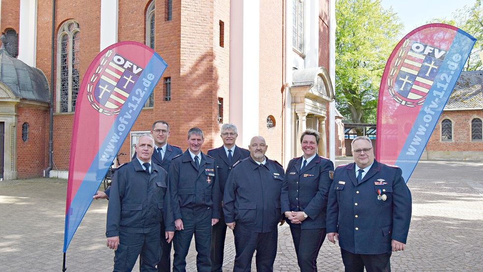 Der Vorstand (von links): stellvertretender Verbandsvorsitzender Klaus Fischer, Sprecher Arbeitskreis Drohne Markus Hedemann, Geschäftsführer OFV Christian Rhein, Sprecher Arbeitskreis IuK Rainer Deeken, Leiter Öffentlichkeitsarbeit im OFV Thomas Giehl, Sprecherin Kreisausbildungsleiter Christina Reiners und Verbandsvorsitzender Udo Schwarz. Foto: Feuerwehr