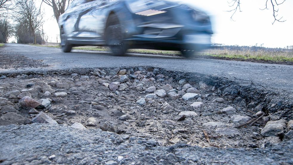 Fast jeder kennt mindestens eine Straße in Ostfriesland, auf der man tunlichst das Tempo reduziert, um sich nicht das Auto kaputtzufahren. Foto: dpa
