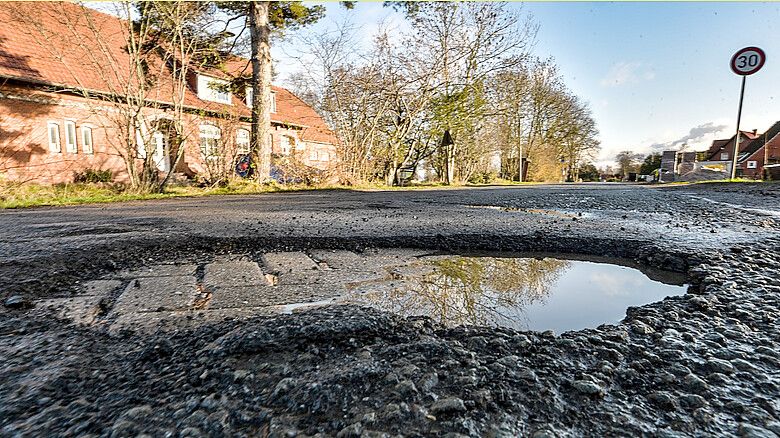 Nicht überall springen Löcher so ins Auge wie an der Rorichmoorer Straße in Warsingsfehn in der Gemeinde Moormerland. Foto: Ortgies/Archiv