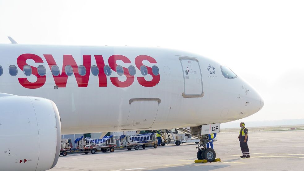 Personalengpass zwingt Swiss zu Flugstreichungen. (Archivbild) Foto: Andreas Arnold/dpa