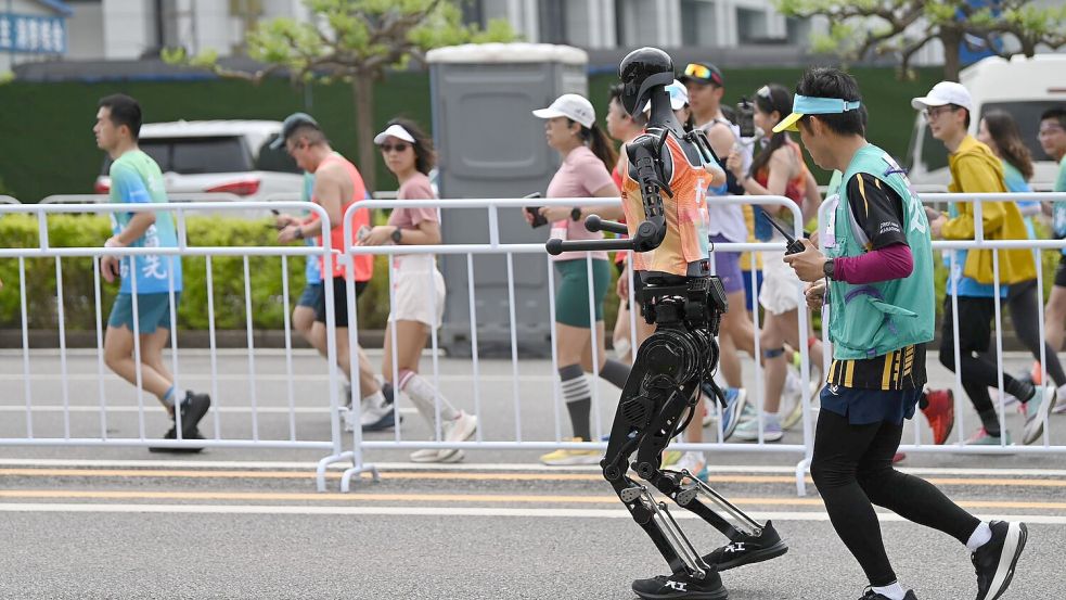 Peking hielt im April einen Halbmarathon mit Robotern ab. (Archivbild) Foto: Johannes Neudecker/dpa