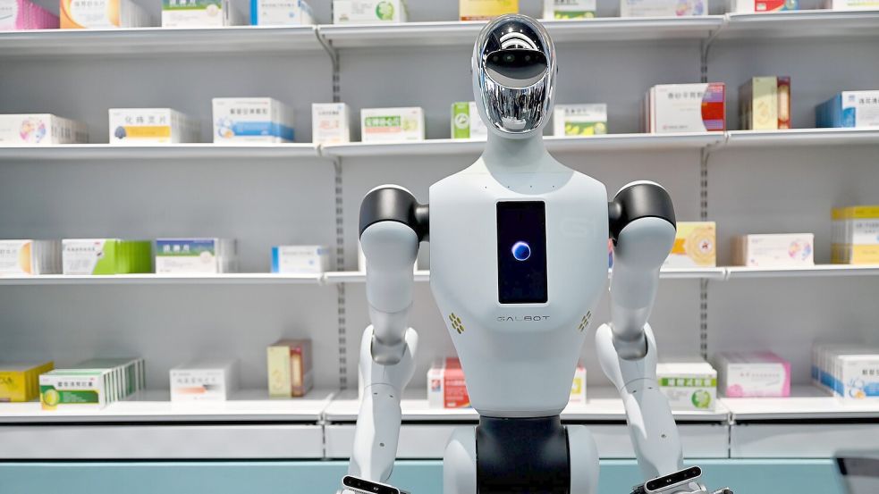 Roboter könnten zukünftig auch Medikamente ausgeben. Foto: Johannes Neudecker/dpa