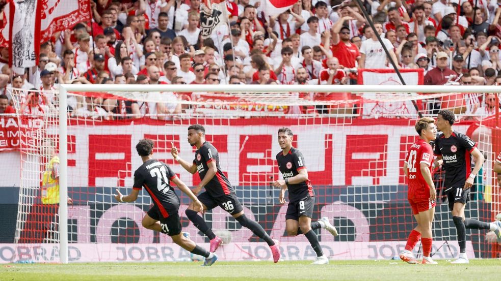 Frankfurts Profis jubeln über das Erreichen der Champions League. Foto: Philipp von Ditfurth/dpa