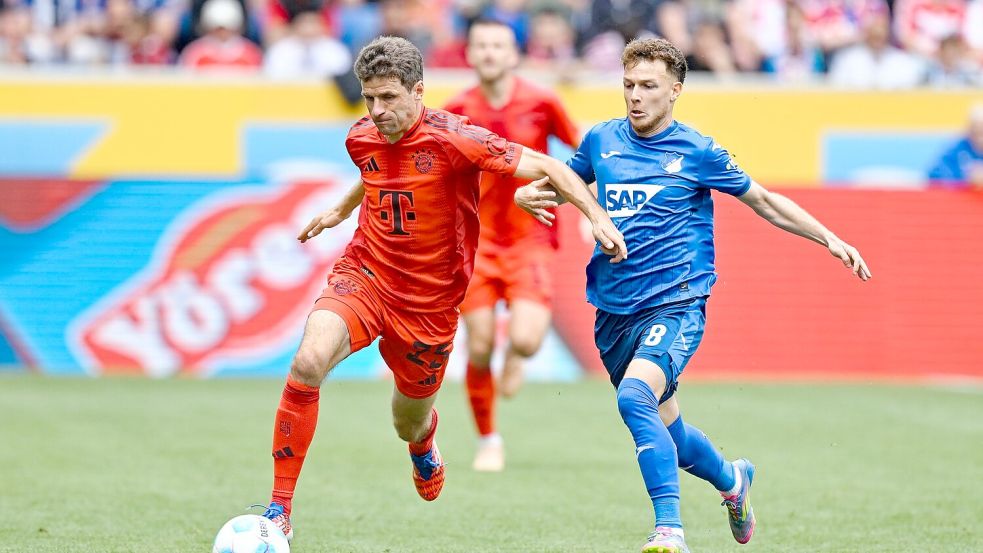 Thomas Müller (l) bei seinem Bundesliga-Abschied. Foto: Uwe Anspach/dpa