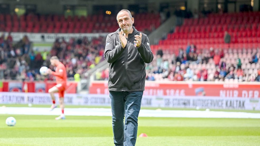In der Relegation gefordert: Heidenheims Trainer Frank Schmidt. Foto: Harry Langer/dpa