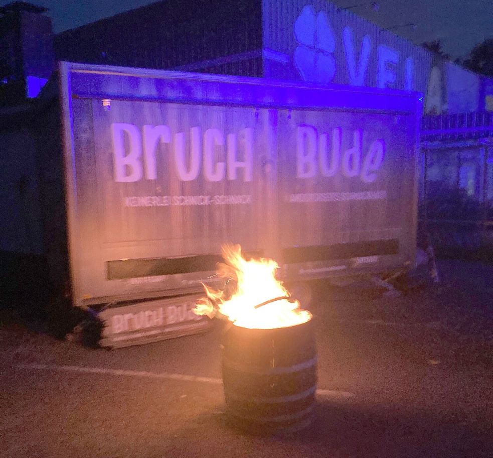 Der Mülleimer stand an einem Imbisswagen. Foto: Feuerwehr Warsingsfehn