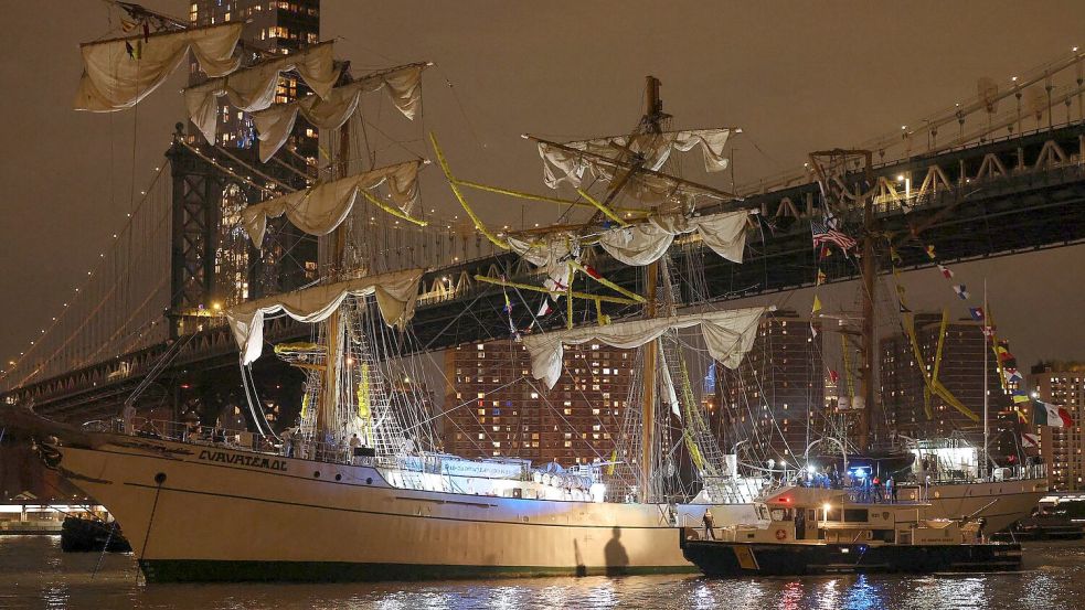 Bei der Kollision wurden unter anderem die Masten des Schiffes beschädigt. Foto: Yuki Iwamura/AP/dpa