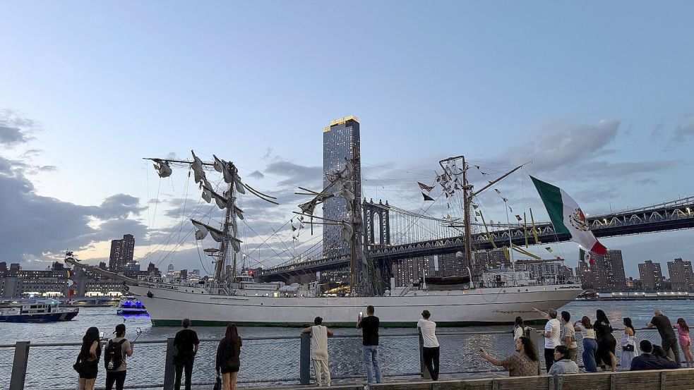 Auf dem Schiff spielten sich dramatische Szenen ab. Foto: Nick Corso/via AP/dpa