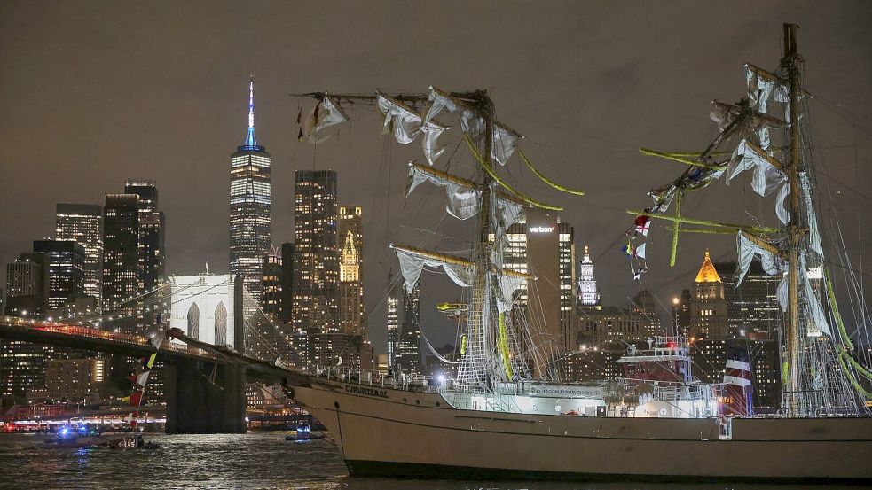 Das Ausbildungsschiff der mexikanischen Marine war am Abend verunglückt. Foto: Yuki Iwamura/AP/dpa