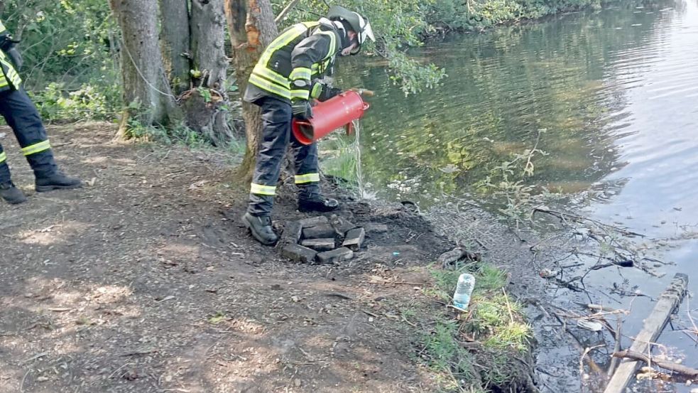 Die Feuerwehr Langholt löschte mit einer Kübelspritze den Brand. Foto: Feuerwehr Langholt