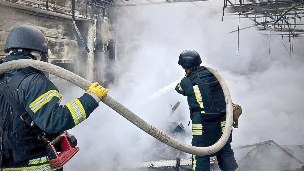 Die Ukraine erlebte in der Nacht zum Sonntag die bisher stärksten Drohnenangriffe seit Kriegsbeginn. Foto: Uncredited/Ukrainian Emergency Service/AP/dpa