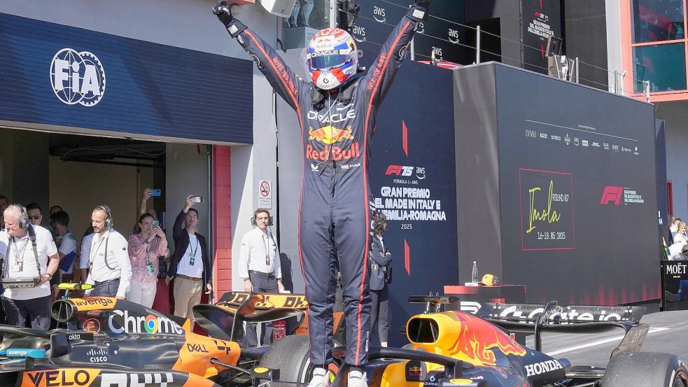 Sieg im 400. Rennen des Red-Bull-Teams: Max Verstappen setzt seine Imola-Erfolgsserie fort. Foto: Antonio Calanni/AP/dpa